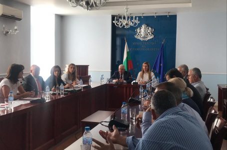 Министър Ангелкова проведе работна среща с министъра на здравеопазването Кирил Ананиев и водещи лекари
