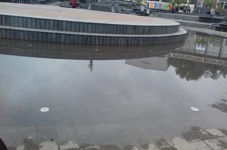 След първия сенен дъжд, част от централния площад в Пазарджик осъмна наводнен