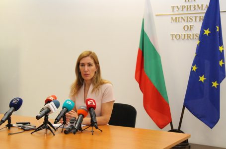 Министър Ангелкова: Предприемаме допълнителни мерки за туристите на „Томас Кук“ в България и за защита на бизнеса след последвалите фалити в континентална Европа