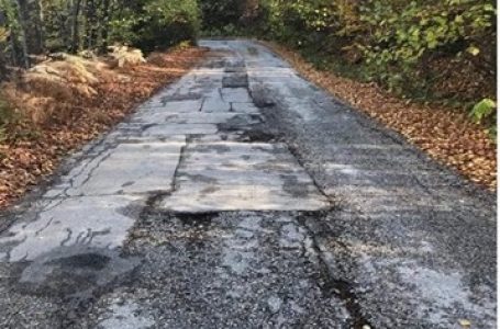 713 жители на селата Розово и Равногор подадоха жалба за лошото състояние на пътя между двете населени места