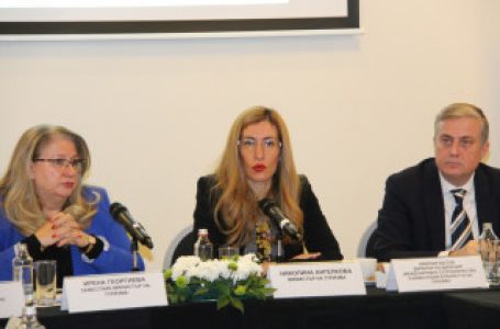 Министър Ангелкова на Националния съвет по туризъм: Започваме дебат за повишаване на минималната застраховка за туроператори