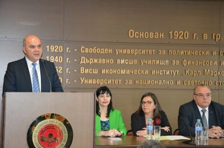 Министър Петков: Очаква се нарастване на търсенето на кадри с висше образование
