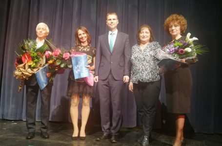 Областният управител Стефан Мирев връчи статуетката “Сладкопойна чучулига” на изтъкнати творци от Пазарджик и региона