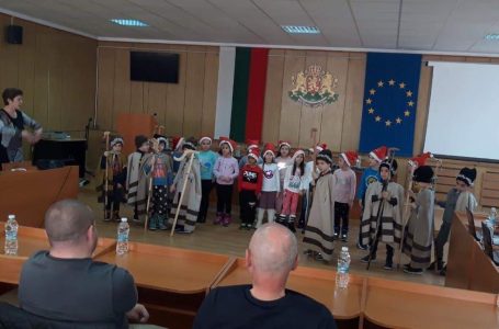 Деца от Белово зарадваха общинските съветници с коледна програма и получиха подаръци от председателя Стефан Якимов