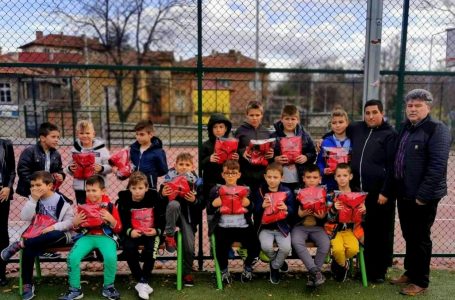 Децата и юношите от ФК “Свобода” в Пещера получиха нови спортни екипи