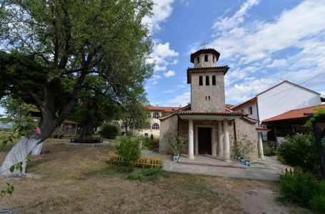 В Баткунския манастир “Св. ап. Петър и Павел” украсиха коледна елха