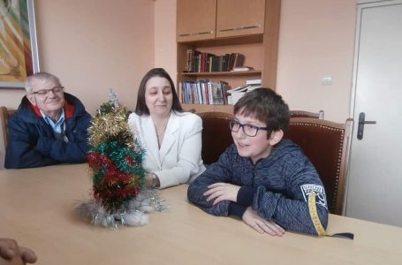 Шестокласник, прочел 74 книги, е читател на годината на библиотеката в Пазарджик
