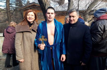 Осемнайсет момчета и едно момиче се хвърлиха за Богоявленския кръст във Велинград