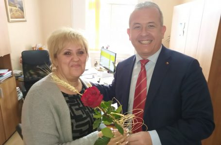 Йордан Младенов потачи пещерските баби с цвете и блага дума