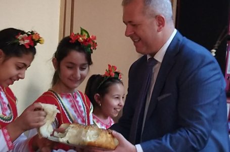 Четвъртокласници сурвакаха кмета на община Пещера Йордан Младенов за Банго Васил