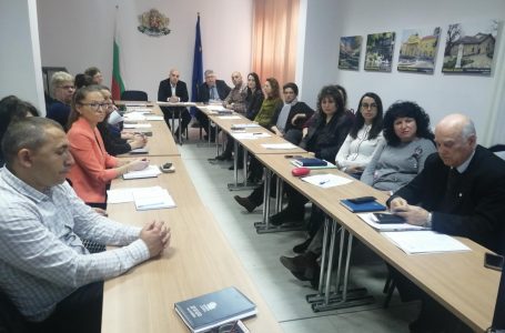 Областната комисия по заетостта прие държавния план-прием в средните училища за 2020/2021 г.
