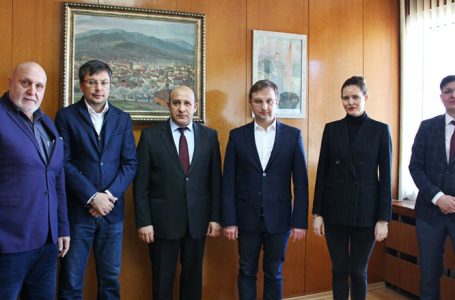 Обсъдиха възможността за изграждане на завод за електроавтобуси в Панагюрище
