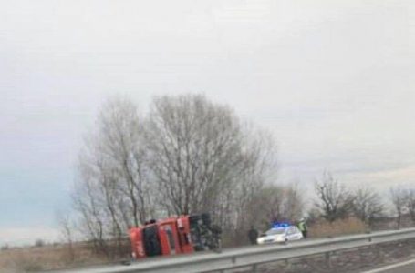 Турски ТИР се е преобърнал на автомагистрала “Тракия” в района на 97 км