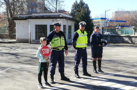 Проведе се обучение по пътна безопасност на деца от училище “Отец Паисий” в Пазарджик