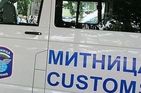 Задържаха лек автомобил „тапициран“ с близо 1500 кутии цигари и над 50 кг тютюн за пушене