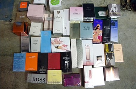 Митнически служители задържаха над 3000 текстилни изделия, парфюми и обувки