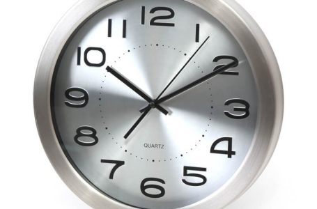 В 3.00 часа местим стрелките на часовниците с час напред