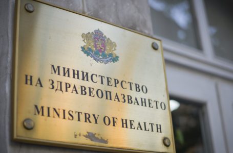 Мерки срещу COVID-19: Затварят училища и детски градини, работят хранителни магазини и аптеки