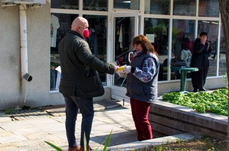 Лично кметът на Тополовград раздаде маски и ръкавици на жителите на общината