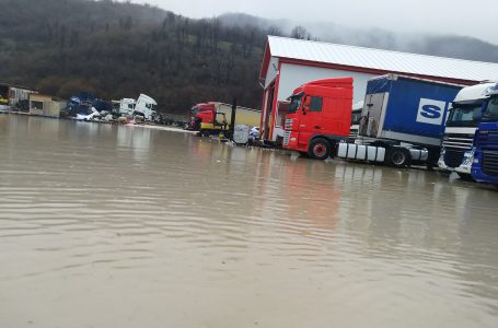 Река Пиздица излезе от коритото си и заля участъци от пътя Пещера-Брацигово