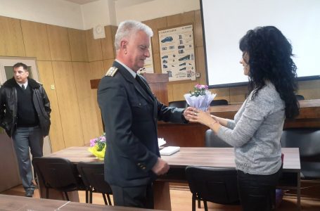 Дамите от Пожарната получиха цветя в първия работен ден след 8-ми март