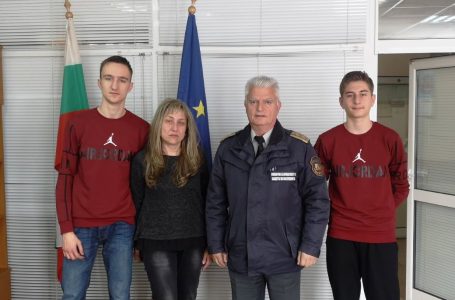 Пожарникари от Пазарджик събраха пари, за да подпомогнат деца на свои починали колеги