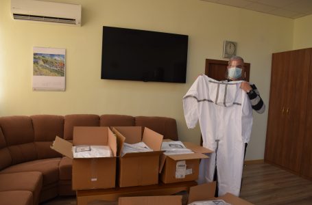 Депутатът Делян Пеевски дари на болницата в Пазарджик защитни костюми и предпазни шлемове