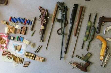 Самоделни и бойни пушки, пистолети и 536 патрона са открити в дома на мъж от Ветрен