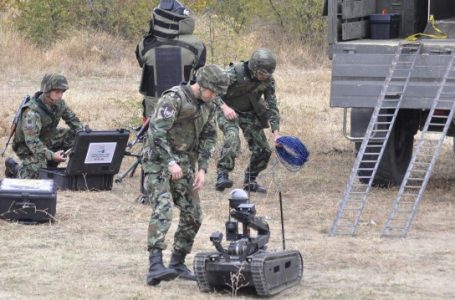 Премиерът Бойко Борисов наблюдава военни демонстрации на полигона в село Црънча