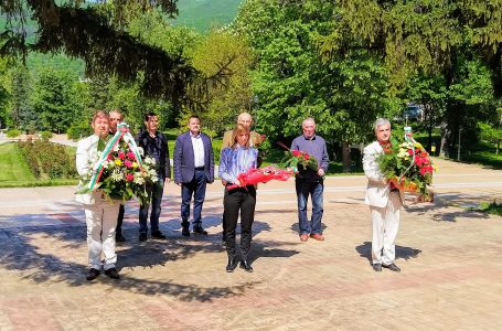 В Деня на Европа д-р Пенев и Йордан Младенов поднесоха цветя пред паметника- костница в Пещера