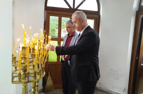 Кметът и председателят на Общинския съвет на Пещера поднесоха цветя на паметниците в Пещера и Радилово