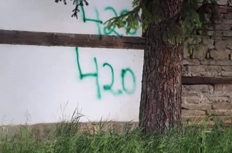 Полицията откри кой е драскал със спрей върху паметници в Ракитово