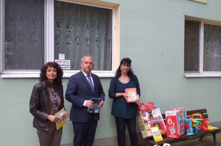 Кметът на Пещера Йордан Младенов подари комплекти играчки на детските градини в общината