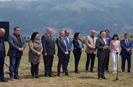 Министър Димитров и кметът д-р Кабаиванов направиха първа копка за  изграждане на компостираща инсталация в община Карлово