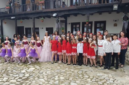 Шестият фестивал на етерично-маслените култури се провежда в Карлово