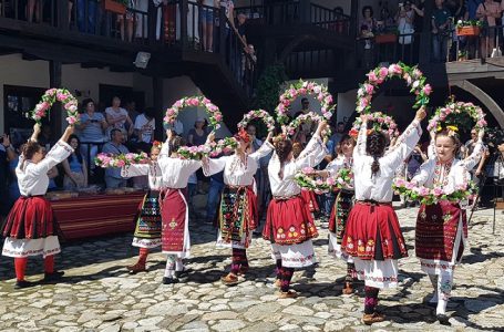 Фестивалът на етерично-маслените култури в Карлово: традиции, фолклор и аромат на лавандула