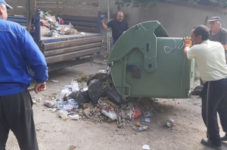 Общината чисти изхвърлените от недобросъвестни граждани строителни отпадъци в контейнерите за битови отпадъци в Карлово
