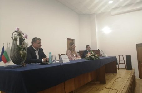 Министър Ангелкова, общинското ръководство, държавни институции и туристическия бранш обсъждаха проблемите около кризата с COVID -19