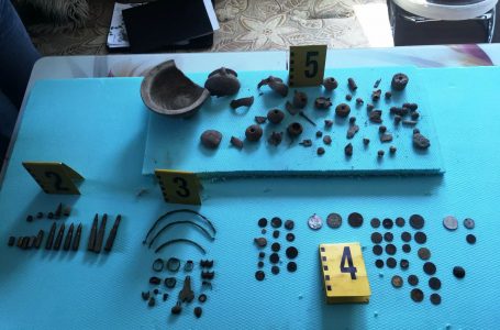 Незаконно притежавани културни ценности, оръжия и боеприпаси са открити в къща в село Кръстава