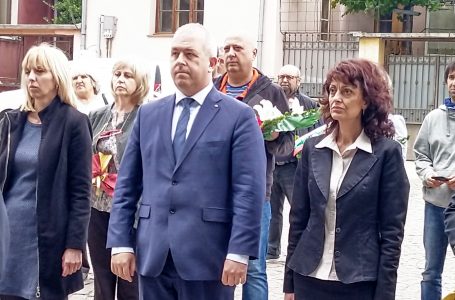 С поднасяне на венци и цветя Пещера бе почетен Денят на Ботев