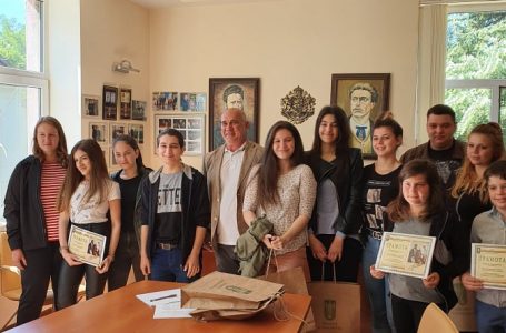 Кметът на Тополовград награди изявени ученици за постигнати високи постижения