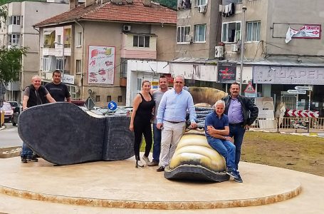 Кръговото кръстовище на входа на Пещера е с нова визия