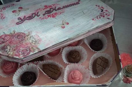 TrafficNews: Ученички от Карлово изработват уникални шоколадови бонбони със сладко от рози