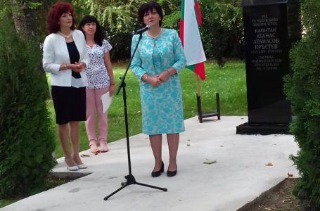 Председателят на Народното събрание Цвета Караянчева откри в село Виноградец бюст-паметник на летеца Атанас Кръстев
