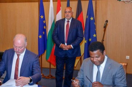 Росен Желязков подписа концесията на Летище София