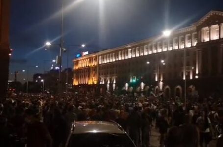 Двама полицаи са ранени след снощните протести