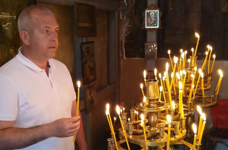 Йордан Младенов се помоли пред иконата на Света Неделя в село Капитан Димитриево