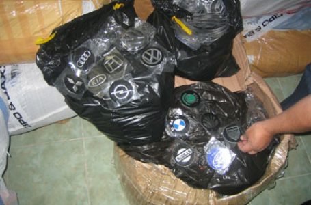 Контрабандни емблеми на автомобили откриха митническите служители на Капитан Андреево