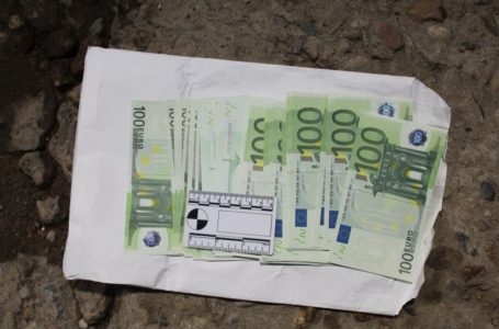 Хванаха туркиня да пренася 13 500 евро в сутиена