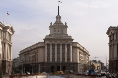 Депутати ще заседават в бившия Партиен дом наесен